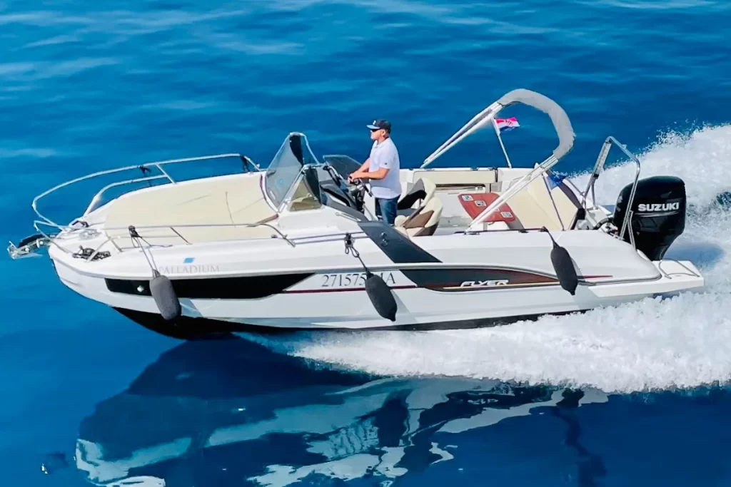 Beneteau Flyer 7.7 SUNdeck cruising along the coast