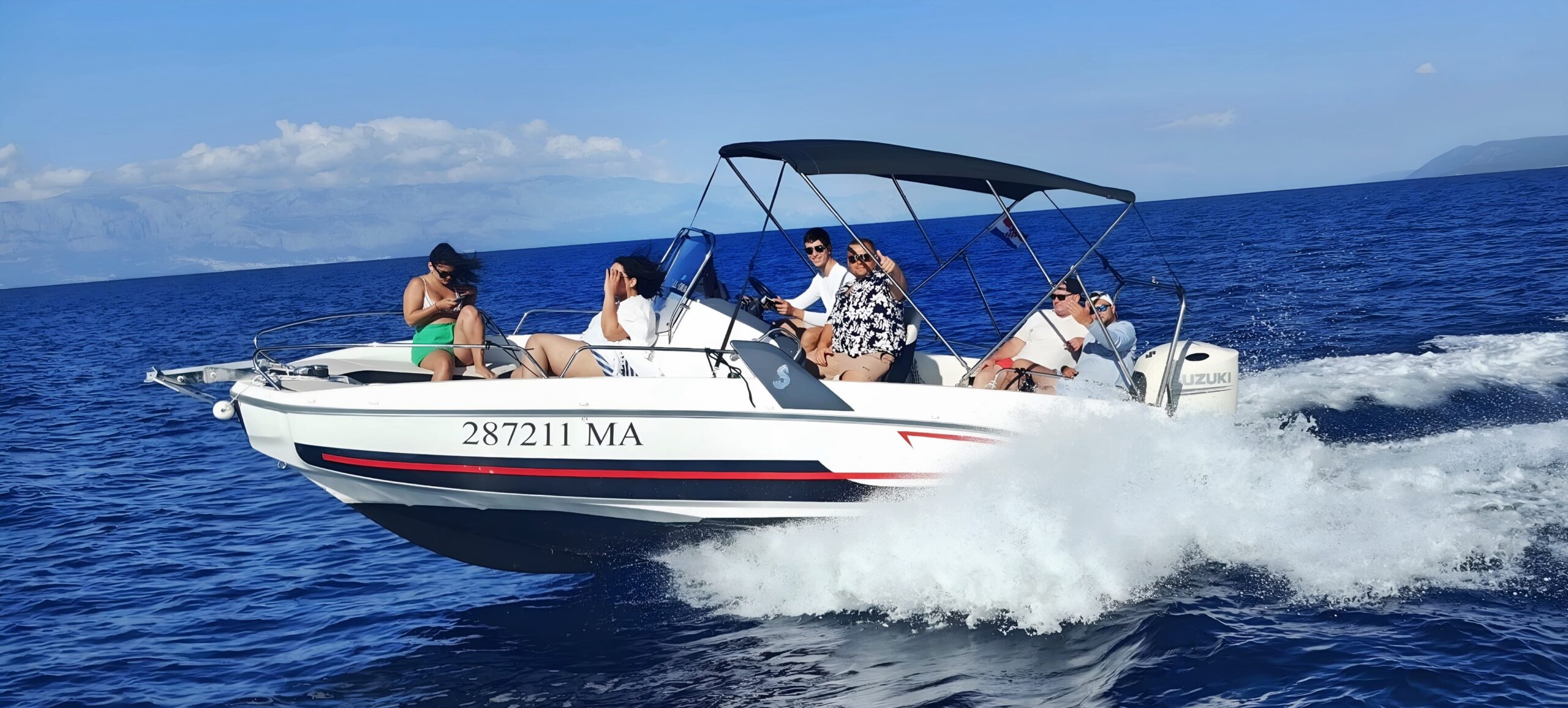 Beneteau Flyer 6.6 Spacedeck is ideal for a group tours