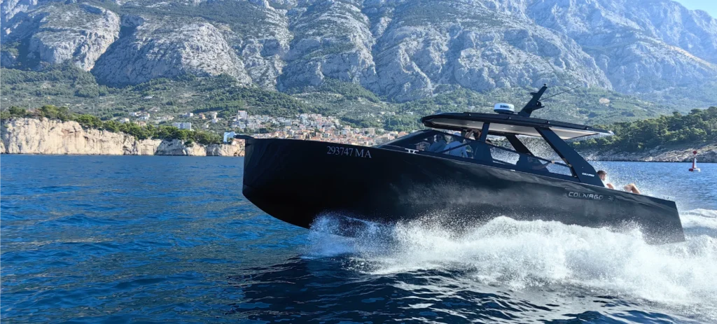 Side view of Colnago 38 OPEN luxury boat cruising on the Adriatic Sea