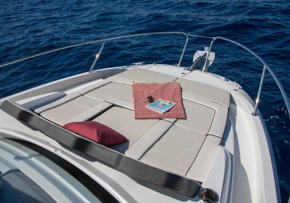 Cap Camarat 9 WA Serie 2 front sunbathing area and spacious bow seating