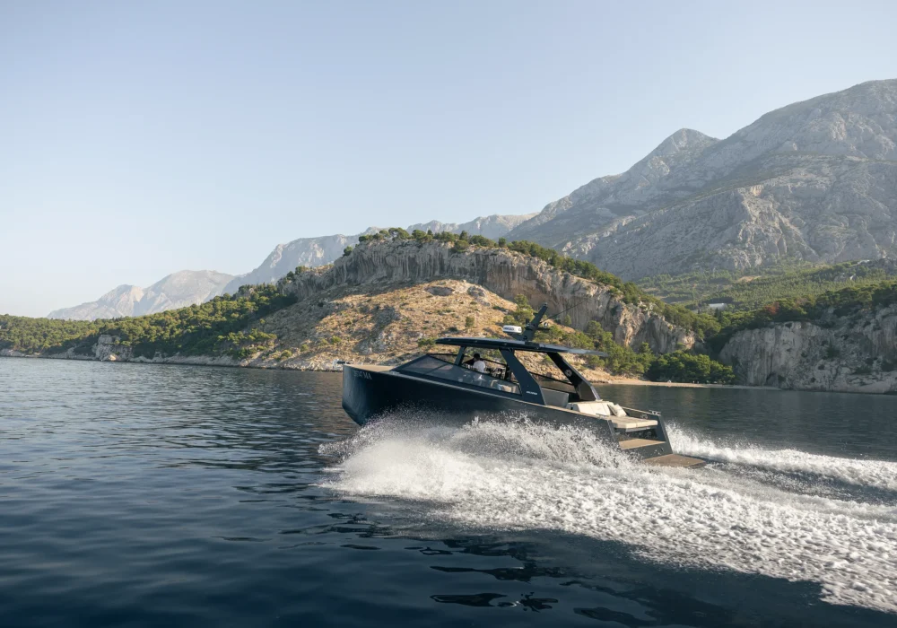 Colnago 38 OPEN cruising fast along the Makarska Riviera