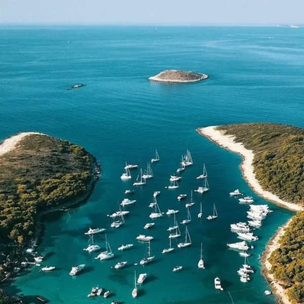 Palmižana Paklinski island rent a boat Makarska