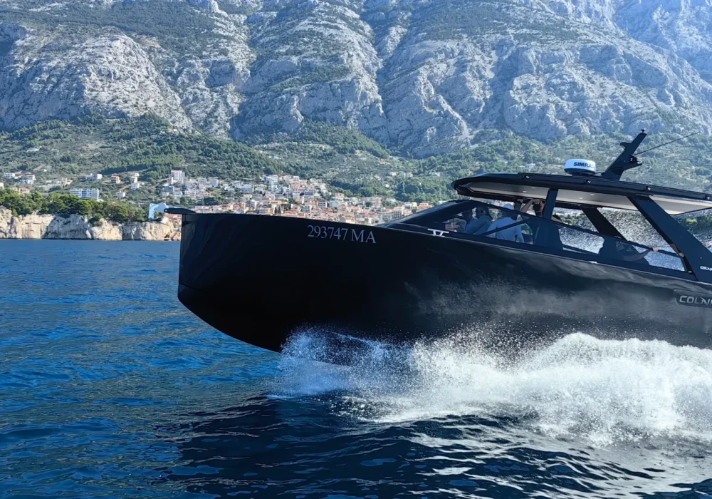 Side view of Colnago 38 OPEN luxury boat cruising on the Adriatic Sea